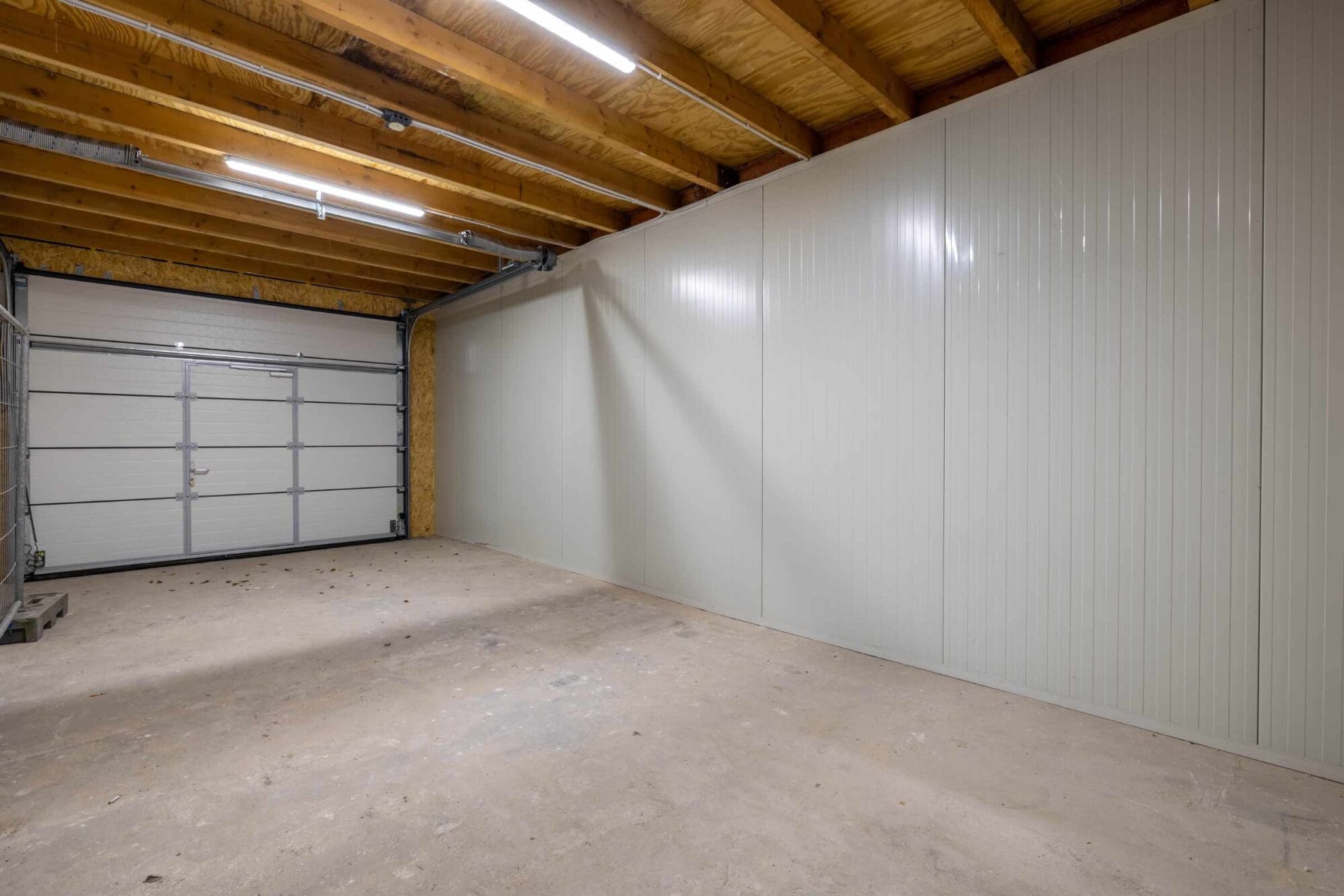 Boxdirect Tolwei 7 De Westereen Bedrijfsuimte 01 overhead deur foto binnen