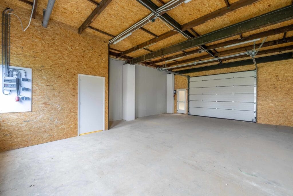 Boxdirect Tolwei 7 De Westereen Bedrijfsuimte 03 overhead deur foto binnen